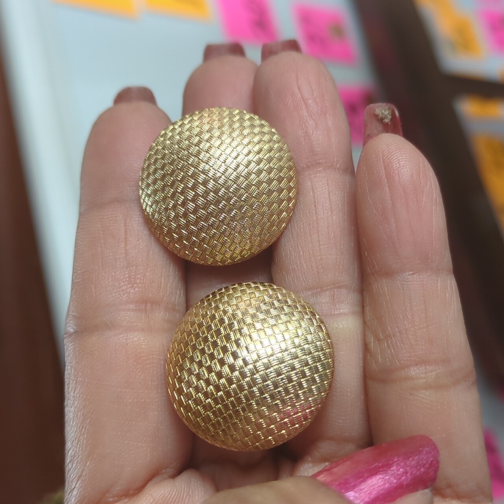 Vintage clip on gold tone‎ earrings